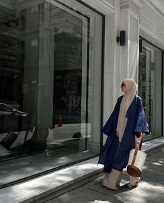 Abaya Street Style, Hijab Outfit Abaya, Range Rover Mom, Porsche Mom, Pilates Mom, Ysl Aesthetic, Old Money Lifestyle, Luxury Goals, Modest Outfits Muslim