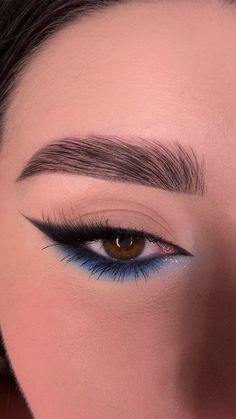 Makeup Ideas For A Dark Blue Dress, Makeup Blue Under Eye, Eye Makeup Blue Eyeshadow, Teal Eyeshadow Looks, Make Up Azul, Dark Blue Makeup, Make Azul, Blue Eyeshadow Looks, Eye Makeup Images