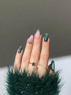 Christmas Nails Velvet, Nails For Holidays Seasons, Xmas Nails Christmas Green, Velvet Nails Green, Christmas Nails Designs Green, Green Holiday Nails Short, Velvet Christmas Nails, Christmas Velvet Nails, Green And Pink Christmas Nails