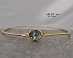 Discover the beauty of our handcrafted 925 Sterling Silver bracelet adorned with a stunning natural moss agate gemstone. This adjustable bracelet features a diameter of 6.5 cm, ensuring a comfortable fit for any wrist size. Each bracelet is a unique piece, showcasing the distinct patterns of the moss agate, radiating natural elegance. This exquisite bracelet combines style and versatility, making it perfect for those who appreciate artisan jewelry and nature-inspired designs. Whether for everyda Elegant Gold Agate Bracelet, Unique Silver Agate Bracelets, Adjustable Green Moss Agate Bracelet, Adjustable Moss Agate Artisan Jewelry, Everyday Agate Hand-strung Bracelets, Rosegold Ring, Moss Agate Bracelet, Stone Rose, Rose Quartz Earrings