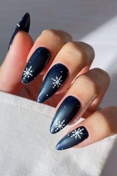 Christmas Snowflakes Nails, Blue Christmas Nails, Snowflake Nail Design, Velvet Nails, Holiday Nail Designs, Plaid Nails, Christmas Gel Nails, Holiday Nail, Sweater Nails