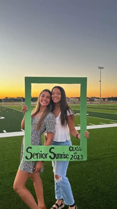 Senior Sunrise Outfits, Student Council Activities, Senior Year Scrapbook, Senior Mums, Senior Posters