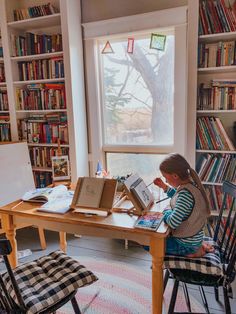 Natural Homeschool Room, Cozy Homeschool Room Ideas, Library Homeschool Room, Cozy Homeschool Space, Charlotte Mason Aesthetic, Home Makerspace, Homeschool Aesthetic Kids, Homeschool Aesthetic Teen