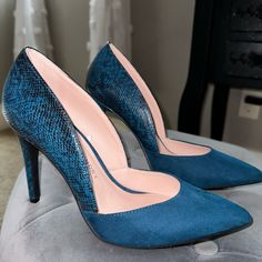 Turquoise Pointed Heels. Super Comfortable To Walk In And Gorgeous Pair. It Has A Snake Print In The Back Of The Shoe If You Look Closely. Brand New Pair, Never Worn. I Am Usually Get An 8 But I Like A Little More Room And So I Get The 8 1/2. Chic Turquoise Pointed Toe Heels, Blue High Heels With 4-inch Heel, Blue Pointed Toe Court Shoes With 4-inch Heel, Turquoise Pointed Toe Heels For Spring, Turquoise Pointed Toe Party Heels, Spring Turquoise Pointed Toe Heels, Chic Turquoise High Heels, Chinese Laundry Heels, Tan Block Heels