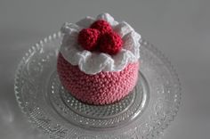 a crocheted cupcake sitting on top of a glass plate