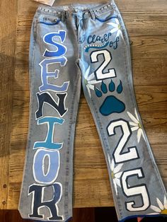 Decorated Jeans For Homecoming, Spirit Jeans Ideas Homecoming, Hoco Pants Ideas Junior, Painting On Pants Ideas, Painting Pants Ideas, Senior Jeans Painted 2025, Homecoming Jeans Painted, Senior Year Jeans, Senior Pants High Schools