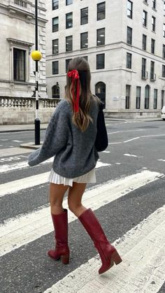 London In August Outfits, Rainy Day Outfit For Spring Casual Rain, Modest Going Out Outfits, Denmark Outfits, London Women Fashion, Dc Outfits, Amsterdam Street Style, Uk Outfits, France Fits