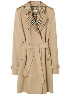 Honey beige gabardine trench coat from Burberry, with press studs, classic design, tartan lining. Trenchcoat Fashion, Coat Lining, Burberry Shorts, Short Trench Coat, Burberry Outfit, Burberry Coat, Burberry Trench, Burberry Trench Coat, Burberry Vintage