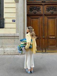 Fall outfit inspo. Denim ballerina’s. Yellow vest. Whote long slirt outfit. Miu miu bag. Casual Dinner Outfits, Casual Dinner Outfit Summer, Chica Chola, Soft Feminine Outfits, Dinner Outfit Casual, Boyfriend Outfit, Latina Outfits, Mens Trendy Outfits, Business Casual Outfits For Work