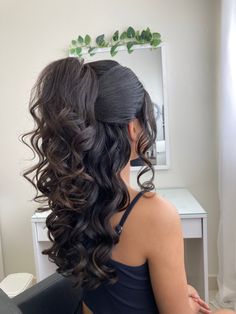 Nais uma princesa aqui no nosso espaço! Simple Hairstyles For Quince, Damas Hair Styles, Cute Hairstyles For Damas, Hair Styles For A Quinceanera Damas, Quince Simple Hairstyles, Quinceanera Damas Hairstyles, Quince Hairstyles For Damas, Hair For Damas Quince, Hair Styles For Damas Quince