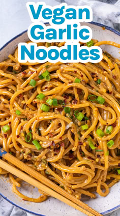 Vegan Garlic Noodles in a bowl with chop sticks. Vegan Easy Dinner Recipes, Super Easy Vegan Dinner, Vegan Chinese Noodles, Vegan Asian Noodle Recipes, Rice Noodle Recipes Vegan, Vegan Noodle Dishes, Rice Noodle Recipes Vegetarian, Vegan Linguine Recipes, Vegan Supper Ideas