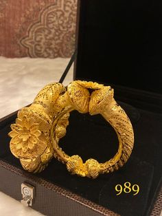 Gold Kangan, Elizabeth Jewelry, Art Jewelry Design, Design Number, Gold Jewelry Stores, Gold Plated Bangles