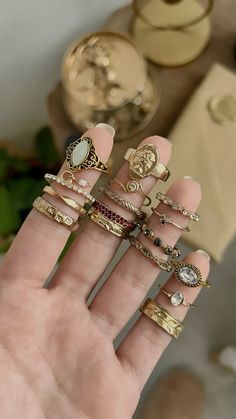 Aesthetic Rings Vintage, Outfit Ideas Dark Academia, Vintage Rings Gold, Outfit Ideas Dark, Summer Minimal Style, Flowers Outfit, Summer Minimal, Jewelry Guide, Winter Glam