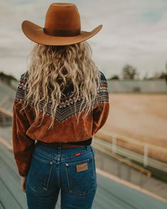 Country Style Summer Outfits, Cowboy Fashion Womens, Mountain Cowgirl Aesthetic, Wild Curly Hair, Mode Country, Punchy Outfits, Casual Country Outfits, Everything Country