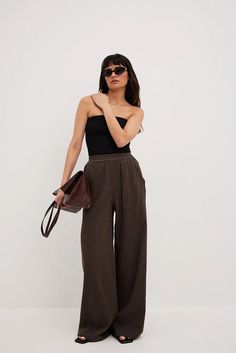 Brown Flowy Pants Outfit, Brown Flowy Pants, Flowy Pants Outfit, Pants Brown, Flowy Pants, Brown Pants, Elastic Waist Pants, Future Fashion, Lookbook Outfits