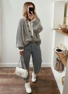 Unisex Winter Outfits, Winter Outfits Mom Casual, Amsterdam Winter Style, Scandinavian Mom Style, Street Style Work Outfit, Fashion 2025 Trends Women, Skater Style Aesthetic, Elevated Mom Style, Winter Outfits Easy