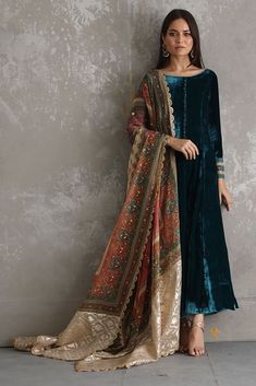 Velvet Sabyasachi Suit, Rozina Munib Dresses, Welwet Suit Design, Velvet Punjabi Suits Party Wear, Pakistani Dupatta Designs, Elegant Indian Outfits, Velvet Indian Outfits, Pakistani Velvet Suits Party Wear, Ethinic Wears