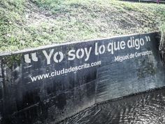 a sign on the side of a body of water that says it yo soy to que digo