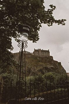 This is Edinburgh Castle in a lush green aesthetic <3. Things To Do In Edinburgh, Fairytale Aesthetic, Uk Destinations, Edinburgh Castle, Spring Aesthetic