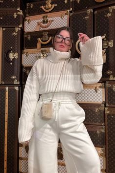 Discover the perfect blend of simplicity and cuteness with these white turtleneck outfits, designed to elevate your aesthetic effortlessly. Click now to explore the chic and timeless fashion inspiration! Outfit Ideas 2024, Atlanta Fashion, Winter Outfit Ideas