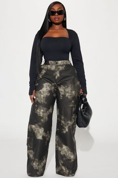 Fashion Nova Concert Outfit, Cargo Pant Outfits, Fits Baddie, Women's Streetwear Fashion, Curves And Confidence, Cargo Pants Outfit Women, Trip Fits, Cargo Pants Outfit, Outfit References