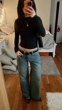 Casual Black Heels Outfit, Outfit Ideas With Jeans And Heels, High Heel Jeans Outfit, Casual Heels Outfit Winter, Fall Outfits Flared Jeans, 2000 Jeans Outfit, High Heel Outfits Casual, Pointed Heels Outfit Jeans, Heels With Pants Outfit