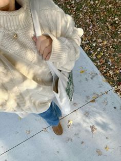 Cozy Feeling Aesthetic, Cozy Winter Aesthetic Outfits, Fall Aesthetic Pictures, Youtube Podcast, Studera Motivation, Cozy Season, Sweater Outfit, Fall Inspo