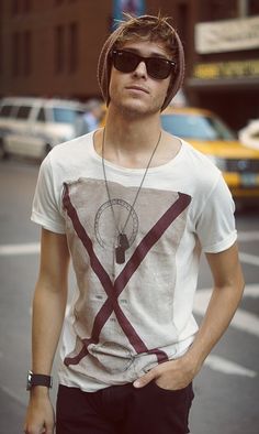 Jeremy Sumpter. Are you kidding me. Yes, I would love to come to Neverland with you Adam Gallagher, Scene Girl, Holiday Clothes, Old School Style, Ray Ban Wayfarer, Boys Summer, Ray Ban Aviator, Fashion 2016, Mode Casual