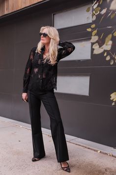 Tired of trying on multiple outfits in the morning? Slimming black pants are the solution! They’re flattering, comfortable, and work with any top you have in your closet. Simplify your mornings with this wardrobe essential! #SimplifyYourStyle #BlackPants #ChicAndSlimming Multiple Outfits