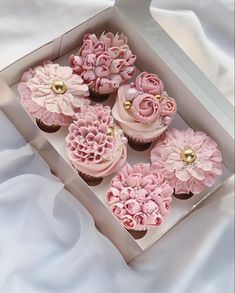 Pink cupcakes with buttercream flowers Pink Floral Cupcakes, Cupcakes Flores, Elegant Cupcakes, Cupcake Videos, Cupcakes Wedding, Fancy Cupcakes, Pretty Cupcakes, Cupcake Cake Designs, Pink Birthday Cakes