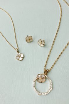 A classic quatrefoil shape in ivory Mother of Pearl is accented with our Signature CZ drop, creating an on trend layered look. Perfect to dress up a pair of jeans and white tee or add a polish to your favorite dress. 18K gold dipped Size: chain, 29"-31" adjustable ivory Mother of Pearl and CZ stone details Mother Of Pearl Jewelry Necklace, Petite Necklace, Bvlgari Jewelry, Diamond Pendant Sets, Pearl Jewels, Mother Of Pearl Jewelry, Rose Gold Quartz, Fun Bracelet, Jewelry Photoshoot