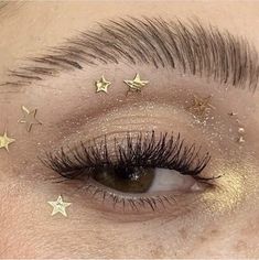 Make Carnaval, Make Up Gold, Concert Makeup, Star Makeup, Gold Makeup, Gold Aesthetic, No Eyeliner Makeup, Prom Makeup, Creative Makeup