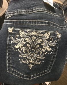 Back Pocket Jeans Embroidery, Back Pocket Design Jeans, Embroidery On Jean Pockets, Bedazzled Jean Pockets, Diy Jean Pockets Design, Jean Decorations Ideas