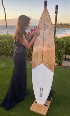 Hawaiian wedding surfboard guest book Wedding Guest Book Ideas Beach, Surfboard Wedding Guest Book, Surfboard Welcome Sign Wedding, Beach Wedding Unique Ideas, Surfboard Guest Book, Surfer Wedding Ideas, Tropical Wedding Guest Book, Surfboard Wedding Decor, Surf Themed Wedding