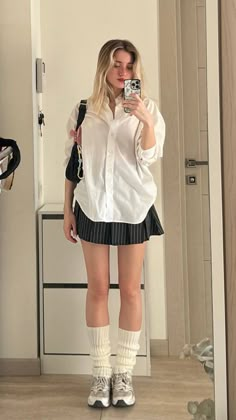 Dress With Socks And Sneakers, Long Socks With Sneakers, Dress With Long Socks, Long Socks Outfit Sneakers, Outfit For Brunch, Fall Skirt Outfits, Long Denim Skirt Outfit, Stylish Denim Skirt, Interesting Style