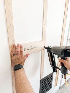 Easy DIY Board and Batten Walls. Budget-friendly step by step tutorial. #boardandbatten #diyprojects #walldecor Diy Shiplap, Focal Wall