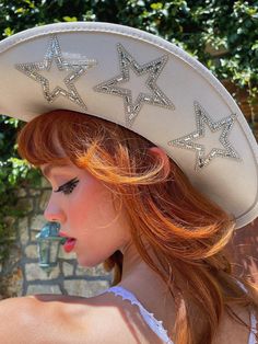 This is such a fun way to complete a look. These are new cowboy hats with different patterns and colors. This one is solid white with reflective fun rhinestone stars. We also have a few more cilors. The brim of these are easy to reshape so you can customize your look! perfect for a country bride! Western Cowgirl Costume, Star Cowboy Hat, Country Music Festival Outfits, Western Glam, Country Bride, Cowgirl Accessories, Space Cowgirl, Hallowen Costume, Country Music Festival