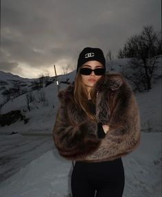 Fur Coats Aesthetic, Look Adidas, Estilo Indie, Skandinavian Fashion, London Outfit, Snow Outfit, Autumn Fits, Cold Outfits