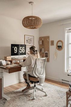 a woman sitting at a desk in front of a window with the words ergonfis on it