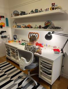 Bureau pour jouer aux lego Boys Lego Bedroom, Lego Kids Room, Boys Room Design, Boys Bedroom Makeover, Children Room Boy, Storage Kids Room, Toddler Boys Room