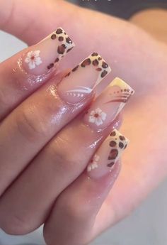 Back To Skl Nails, Nail Inspo Back To School 2024, Nail Square Ideas, Medium Square Acrylic Nails Y2k, Nail Inspo Trendy Square, Nail Designs No Charms, Nails Square Short Design, Nail Art Designs Y2k, Gel Designs On Natural Nails