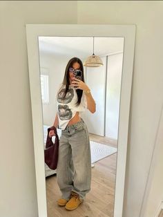 Grey Jeans Outfit, Pakaian Hipster, 00s Mode, Looks Pinterest, Tomboy Outfits, School Looks