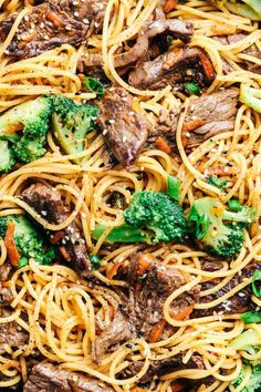 beef and broccoli lo mein noodles in a pan