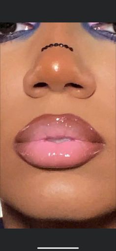 Lip Combos Aesthetic, Brown Lip Liner And Gloss Combo, Dark Lip Liner And Gloss 90s, Lip Inspo Make Up, Dark Lip Liner And Gloss, Brown Lip Liner With Gloss, Cute Lip Combos, Lip Gloss Combos, Lip Liner And Gloss Combo