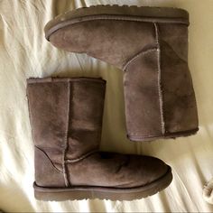 Barely Used! Ugg Short, Short Uggs, Shoes Classic, Sheepskin Boots, Ugg Classic, Womens Uggs, Ugg Shoes, Bootie Boots, Ankle Boots