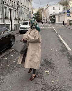 Midlife Fashion, Only Me, Minimal Street Style, Coat Street Style, Simple Fits, Paris Outfits, Dressed To Kill, Street Style Inspiration, Formal Style