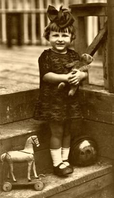 Kaunas Lithuania, Old Teddy Bears, Vintage Children Photos, Portrait Vintage, Victorian Photos, Bear Photos, Vintage Teddy Bears, Antique Photos, Vintage Photo