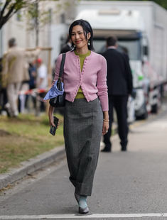 Oversize Sweater And Skirt Outfit, Winter Midi Skirt Outfit Cold Weather, Winter Outfits Cold Classy, Knitwear Street Style, Winter Midi Skirt Outfit, Knit Skirt Outfit, Style Themes, Cold Outfit, Gamine Style