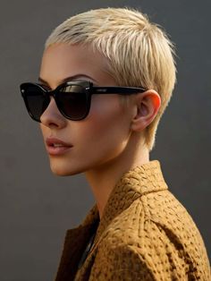 Chic Short Hair, Swimming Hairstyles, Hair Color Caramel, Short Sassy Hair, Edgy Short Hair