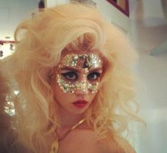 Gold sequin mask, make-up Big Makeup, Glitter Mask, Allison Harvard, Dream Costume, Sequin Mask, Festival Costume, Masked Ball, Head Pieces, Next Top Model